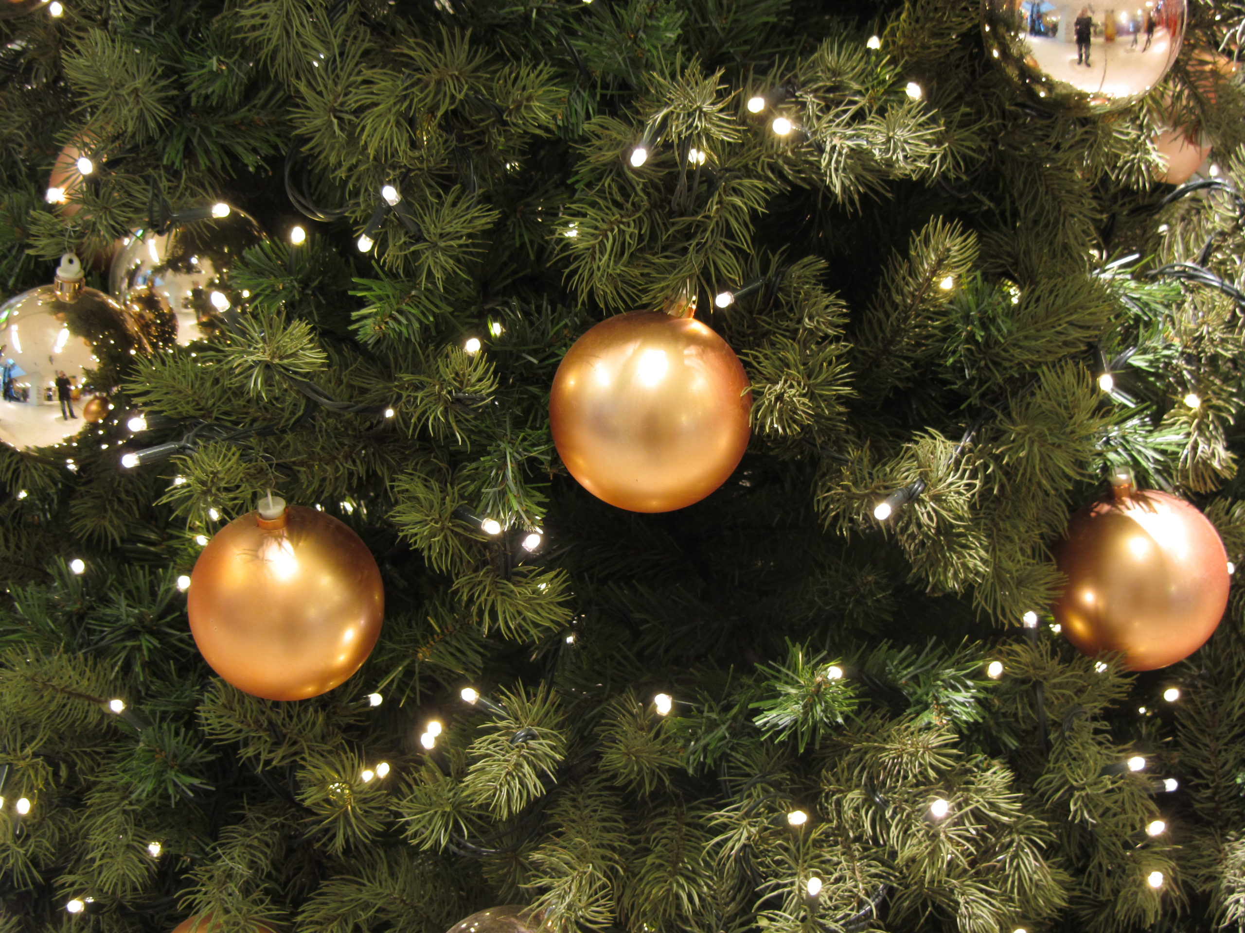 Lampjes en gouden kerstballen in kerstboom