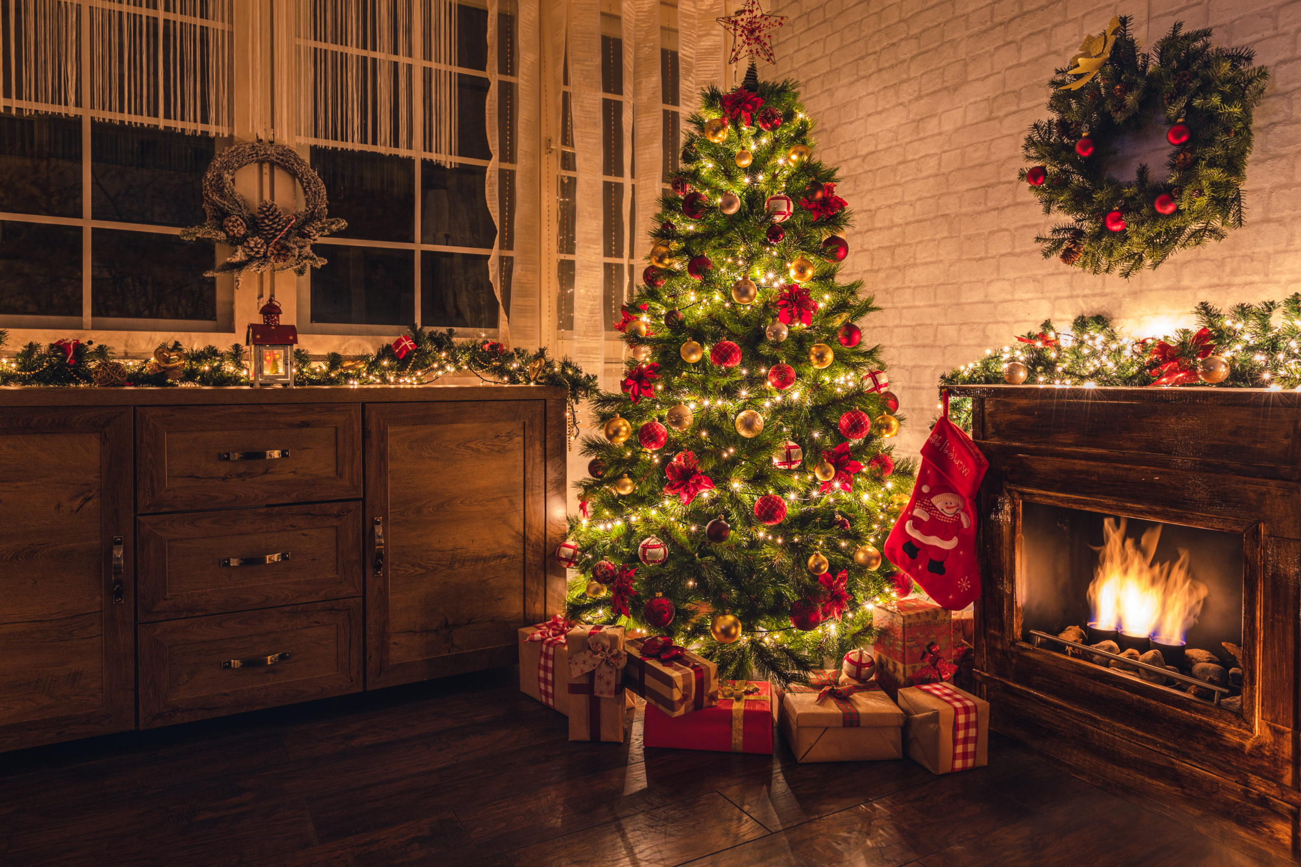 klassieke kerstboom met rood en goud.
