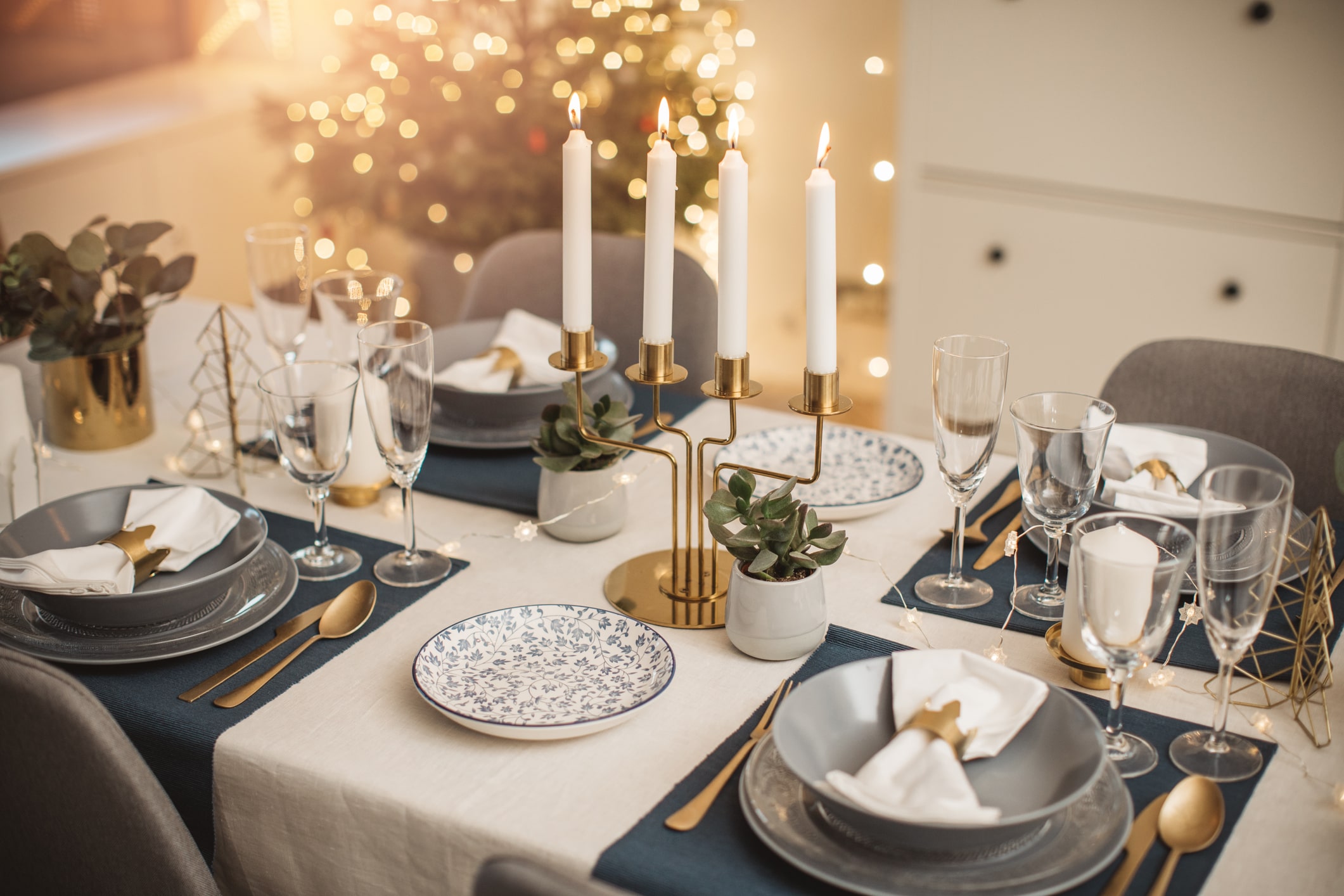 Kersttafel servies en glazen