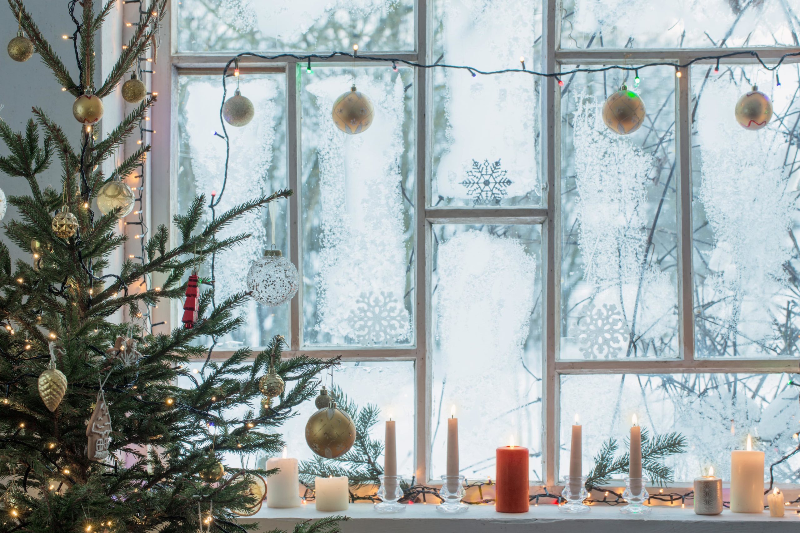 kerstversiering voor het raam